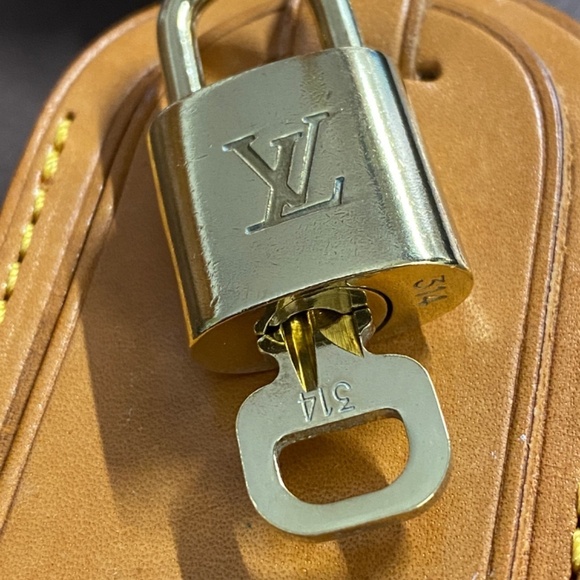 Louis Vuitton Tan Key Holder with Gold Lock - Picture 4 of 7